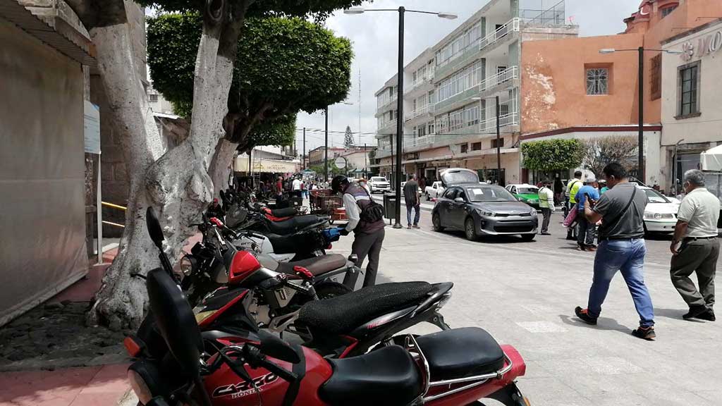 Calle Morelos en Celaya se ‘vuelve’ estacionamiento antes de ser entregada