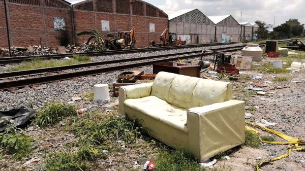 Última familia desalojada en Celaya abandona las vías del tren