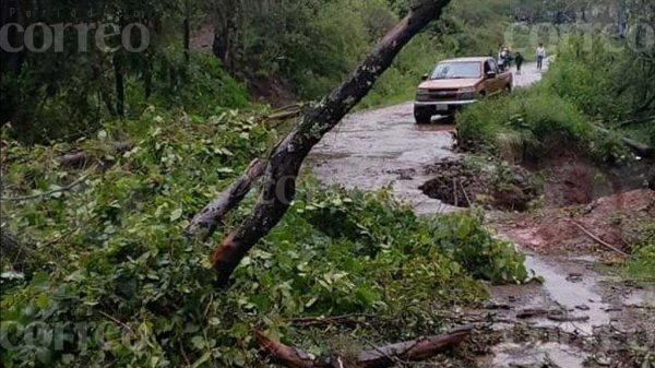 Intensas lluvias provocan fuertes daños en caminos de las comunidades de Xichú