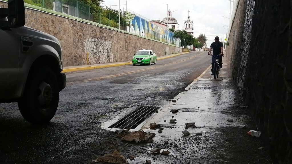 Cierran circulación vehicular en puente de Celaya, tras caída de fragmentos