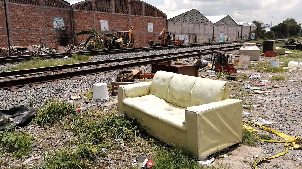 Última familia desalojada en Celaya abandona las vías del tren