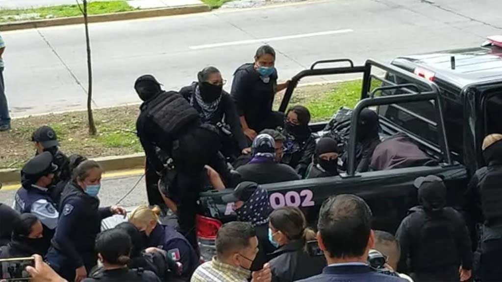 Detienen a 10 mujeres en protesta por la violación de dos niñas en una primaria