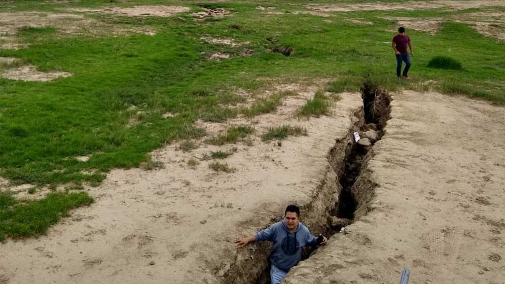 Generan alarma terribles grietas de hasta 300 metros de largo y 8 de profundo