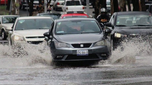 Acumulación de basura genera encharcamientos en calles de Celaya