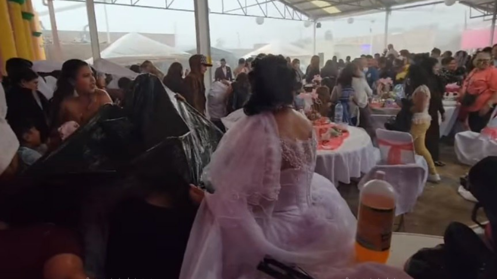 Video: tormenta arruina boda y XV años en Irapuato; las mesas sirvieron de paraguas