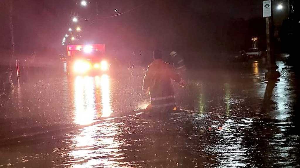 Lluvias en Guanajuato capital dejan desgaje de cerro e inundaciones en calles y viviendas