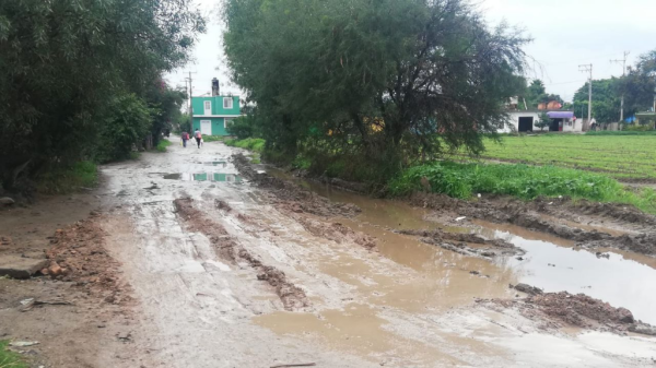 Se quejan de ‘lodazal’ en calle recién pavimentada en comunidad de Silao