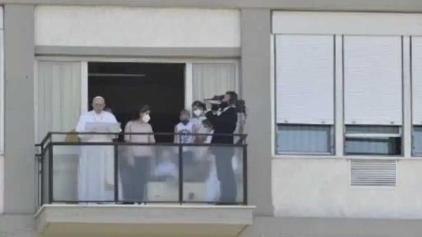 Reaparece papa Francisco desde el balcón de un hospital