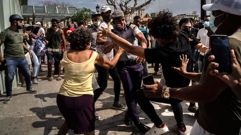 Protestan en Cuba por desabasto de alimentos y cortes de luz