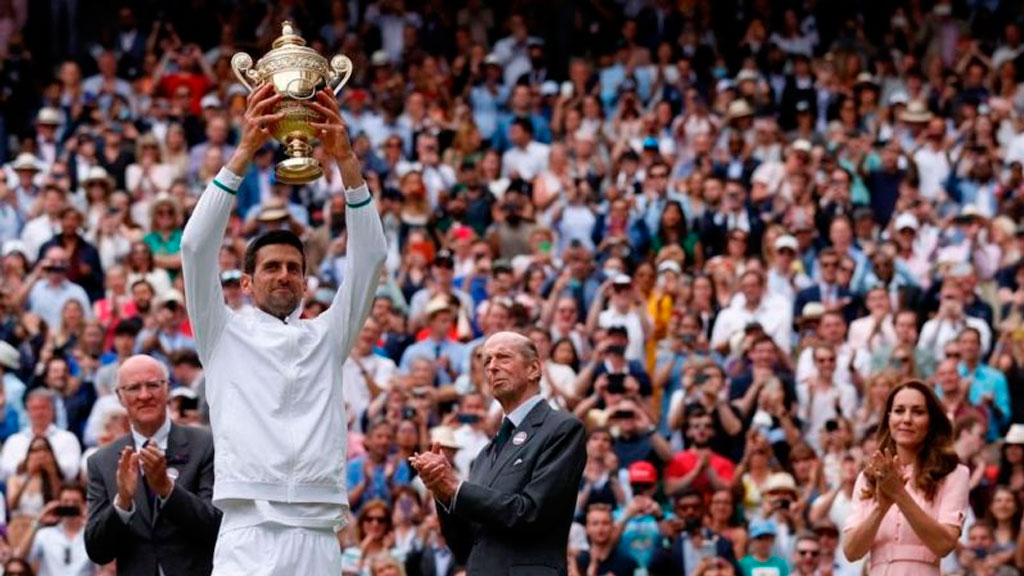 Djokovic se corona en Wimbledon e iguala a los 20 grandes