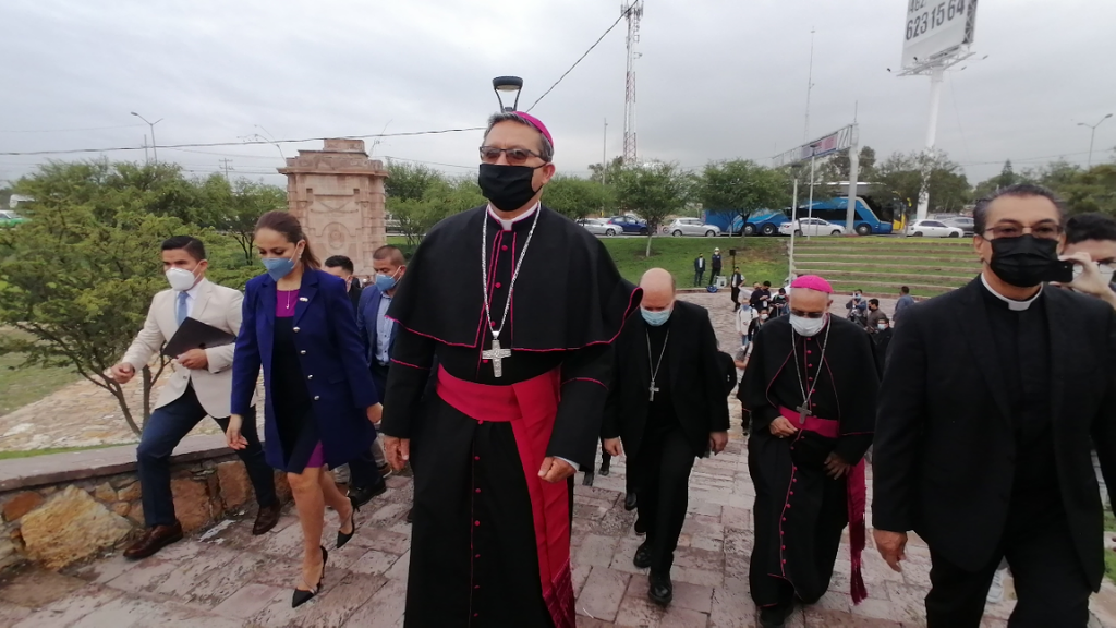 Autoridades dan la bienvenida al nuevo obispo de Celaya