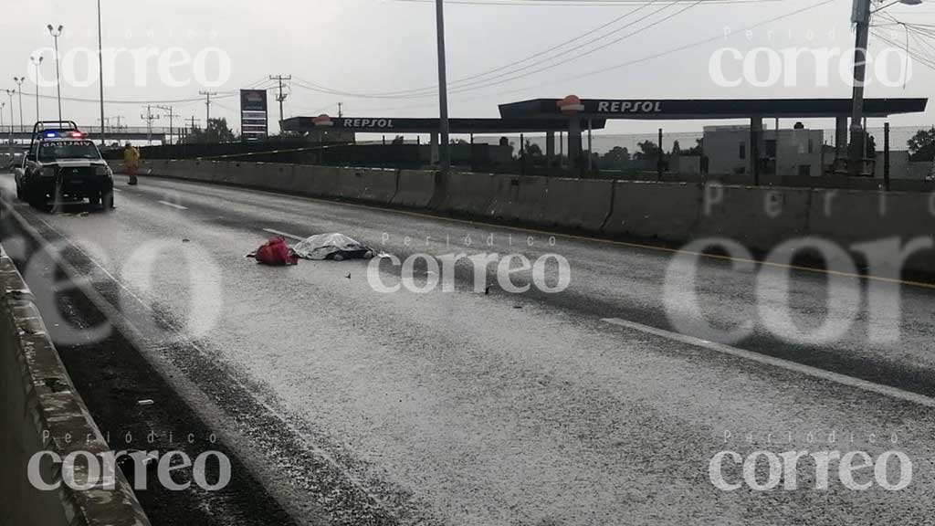 Muere motociclista arrollado por un tráiler en carretera a Apaseo el Alto