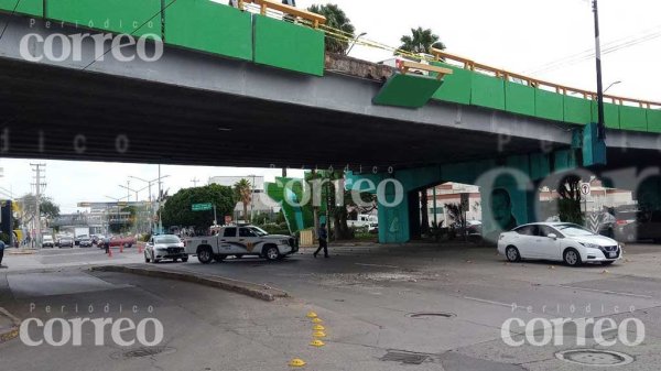 León: choca en puente de Insurgentes y rompe muro de contención