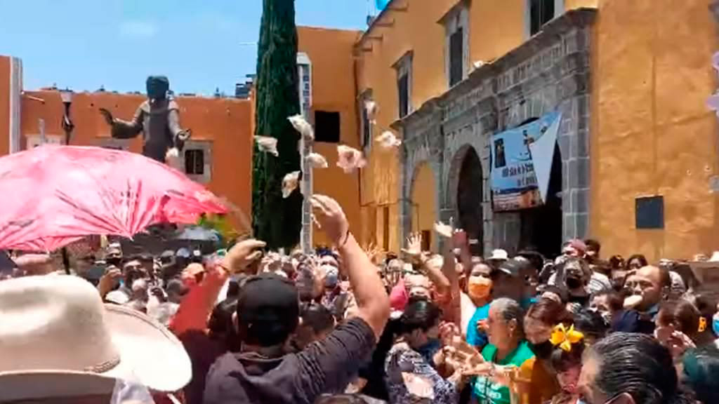 En festejos a la Virgen del Refugio en Acámbaro, hubo breve ‘lluvia de panes’