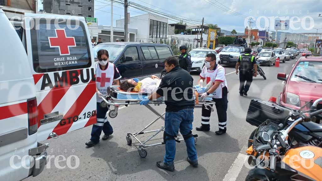 Pareja resulta lesionada tras impactar con camioneta en el Euquerio Guerrero