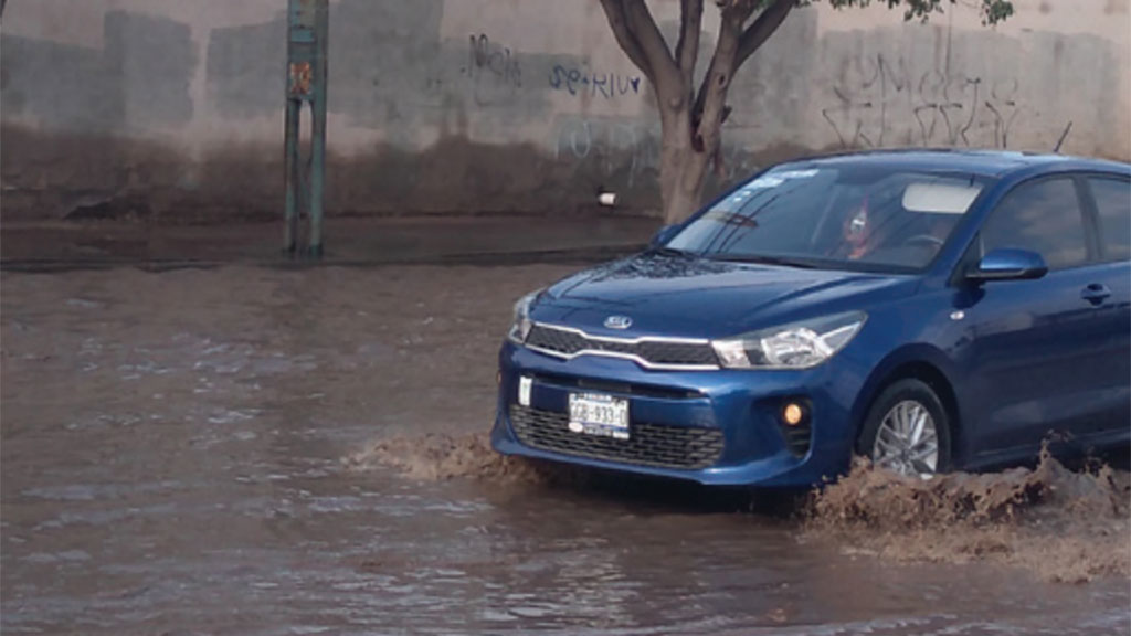 Con lluvias los baches se vuelven casi invisibles en calles de Irapuato