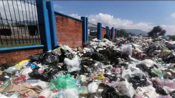 Tiran la basura junto al cementerio de Pénjamo por camino intransitable al relleno