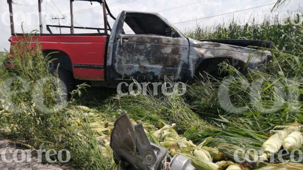 Camioneta se incendia tras salirse del camino en Abasolo; hay 5 heridos