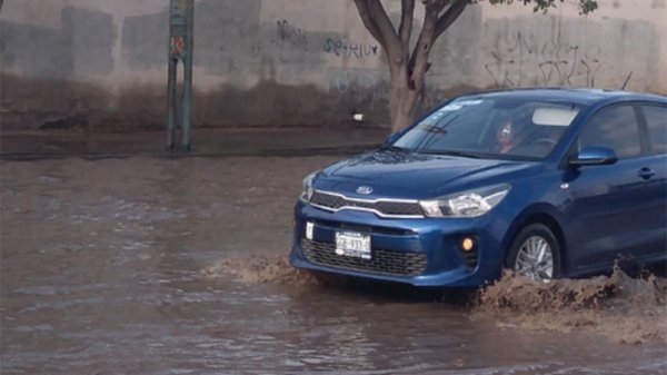 Con lluvias los baches se vuelven casi invisibles en calles de Irapuato