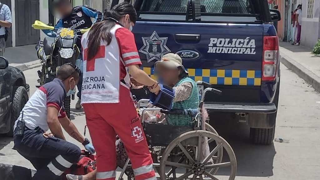 Patrulla de Silao por poco arrolla a mujer mayor en silla de ruedas