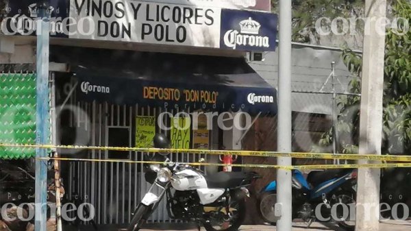 Asesinan a hombre en licorería en Uriangato; otro se salva tirándose al piso