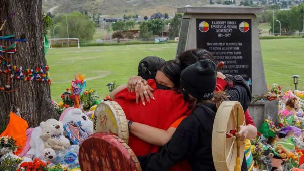 Con último hallazgo, van más de mil tumbas de niños indígenas halladas en Canadá