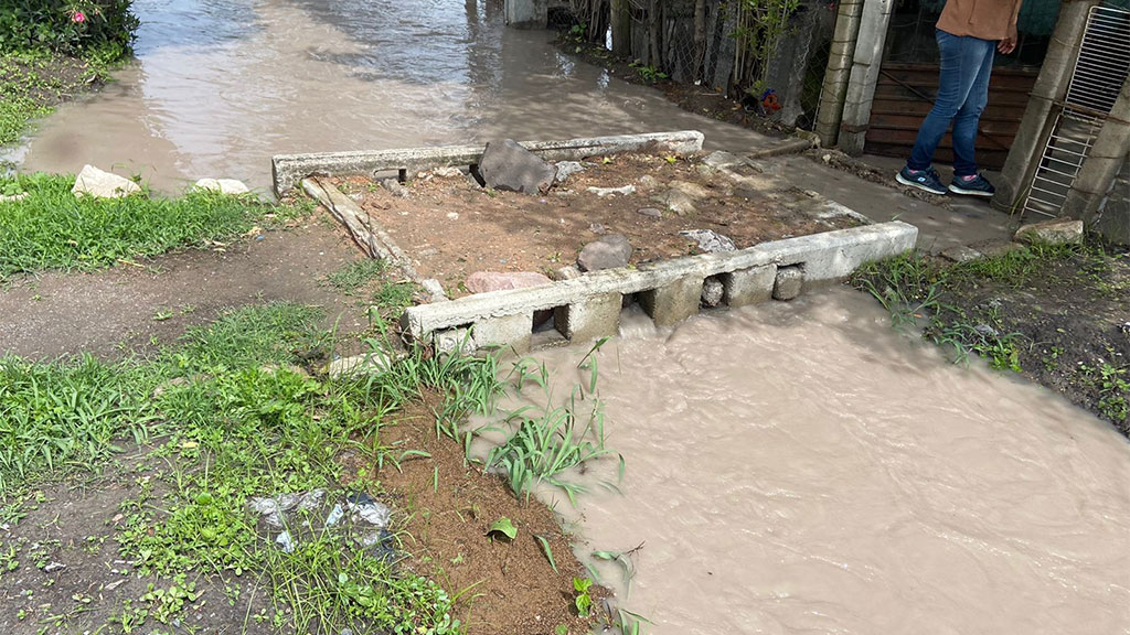 Habitantes sufren de inundaciones cerca de arroyos en San Francisco del Rincón