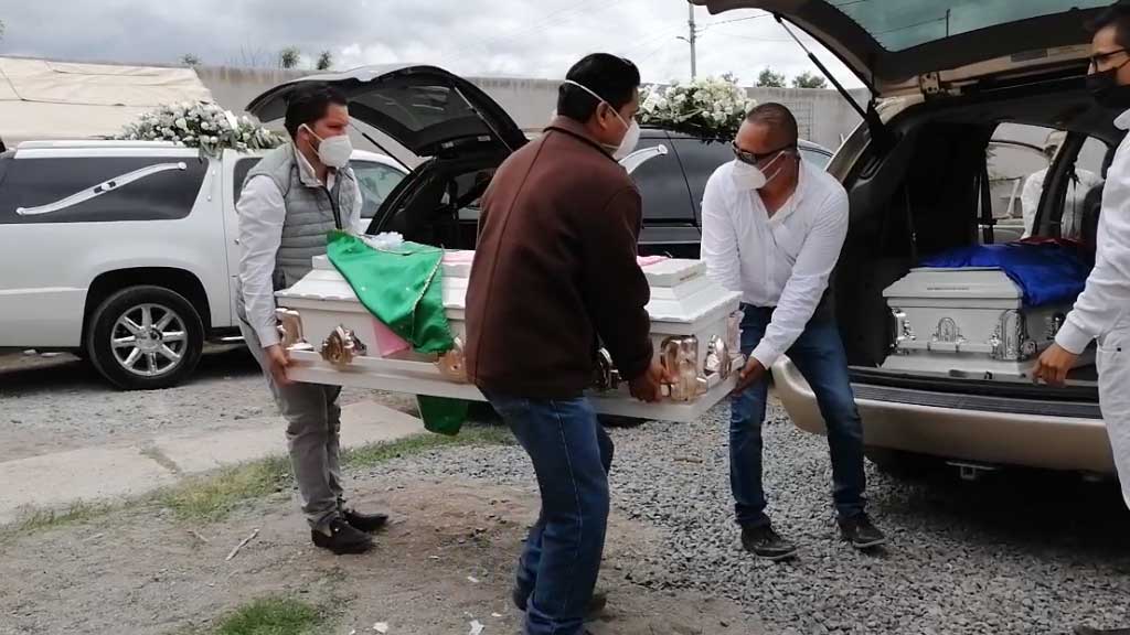 Con indignación, cohetes y caballos despiden a familia asesinada en San José Iturbide