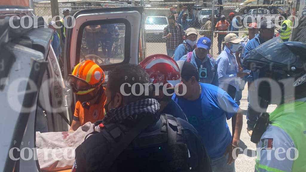 Chocan su moto contra una tolva en Irapuato; niño y joven quedan heridos