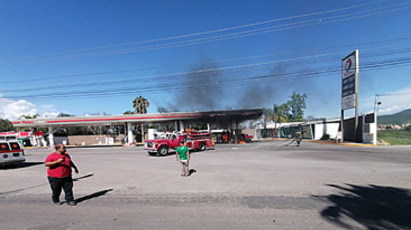 Se incendia camioneta en el interior de una gasolinera de Cortazar