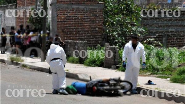 Sobre su moto queda ‘El Koke’, asesinado a balazos en Valle de Santiago