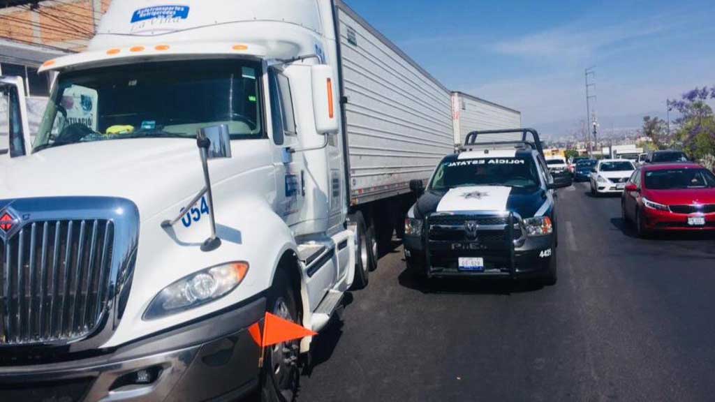 Entre balazos, frustran intento de robo a tráiler en la autopista Celaya-Querétaro