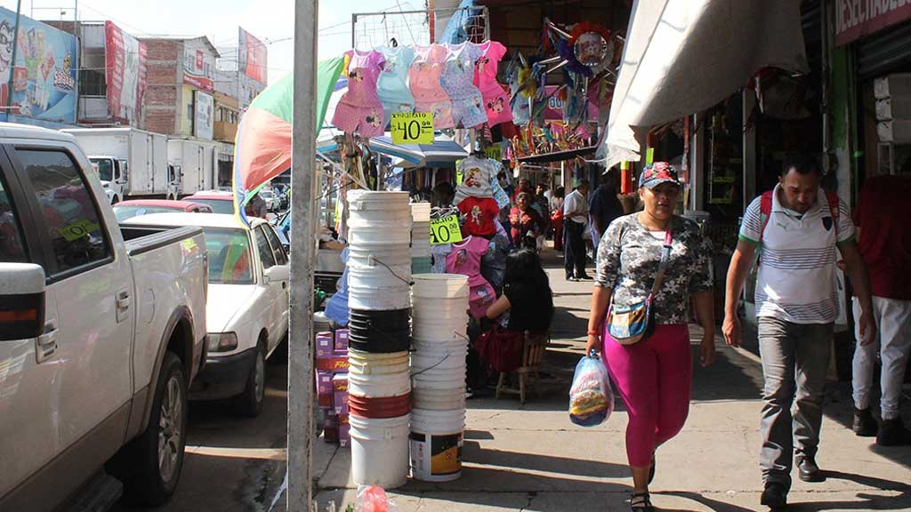 Amenazan con retirar a más comerciantes de Celaya; invaden la banqueta