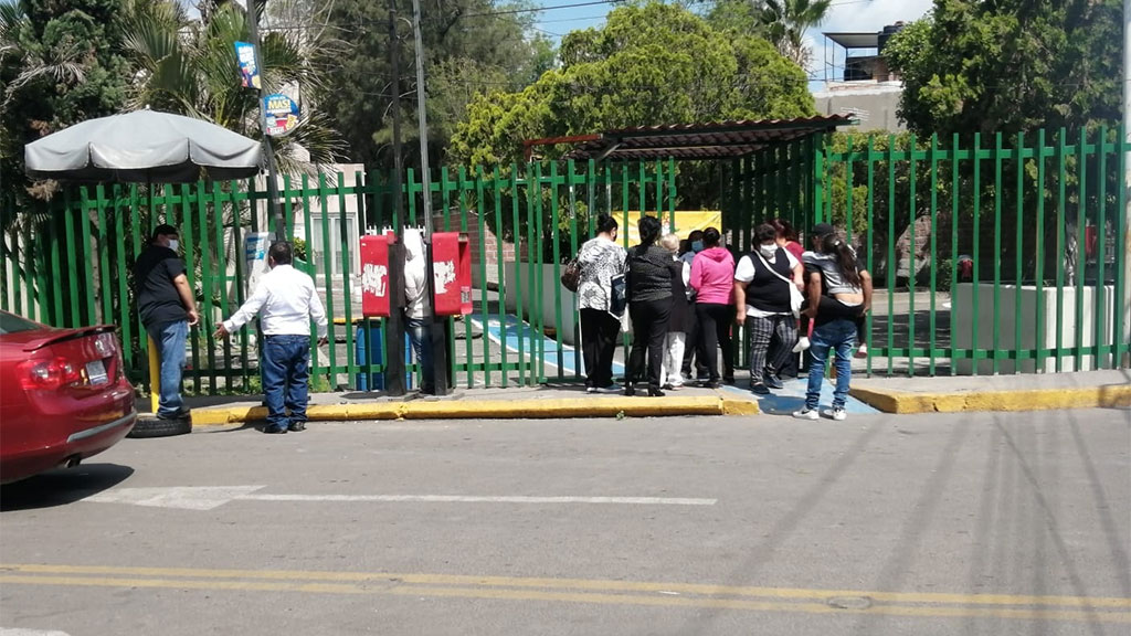 Sin sala de espera, pacientes del IMSS en Salamanca pasan horas a la intemperie