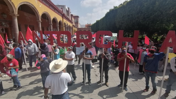 Antorchistas protestan en Valle de Santiago; exigen agua potable en colonia