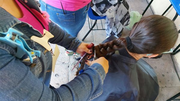 Niñas y jóvenes donan su cabello para personas con cáncer en Salvatierra