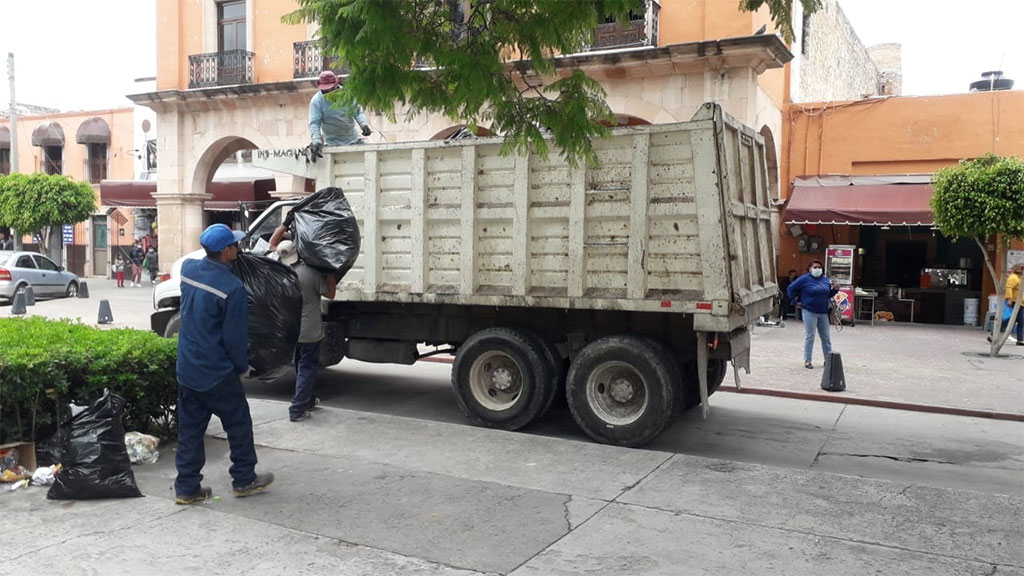 Obra Pública presta camiones para recoger la basura en San José Iturbide