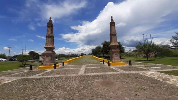 Aceptan  sanción por pintar de amarillo el puente Tresguerras de Celaya