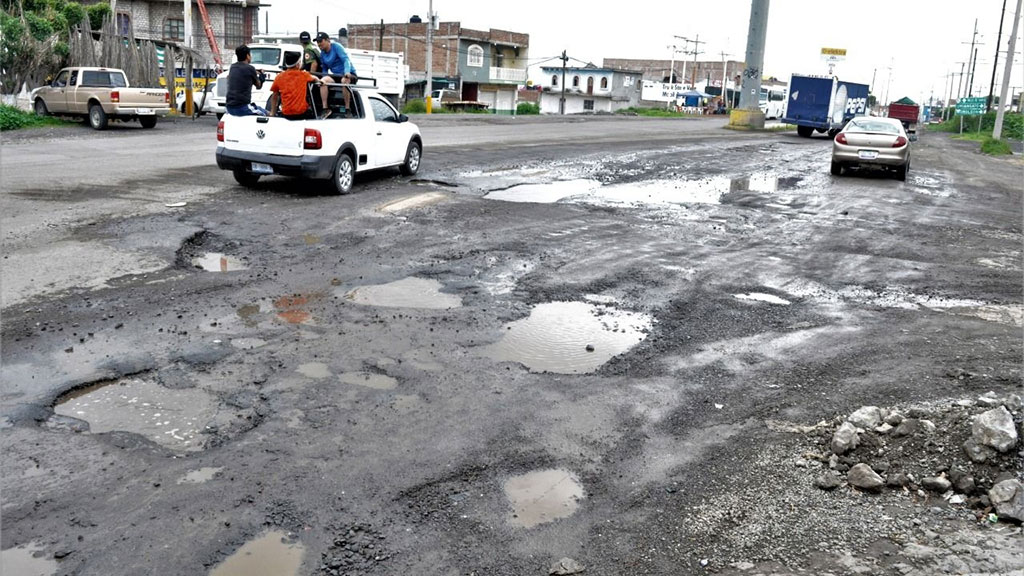 Denuncian pésimo estado del bulevar Niños Héroes en Valle de Santiago