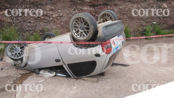 Volcadura en acceso Diego Rivera de Guanajuato capital deja dos lesionados