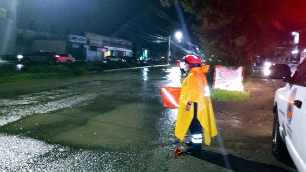 Intensa lluvia en Irapuato también dejó a una mujer lesionada y caída de cables