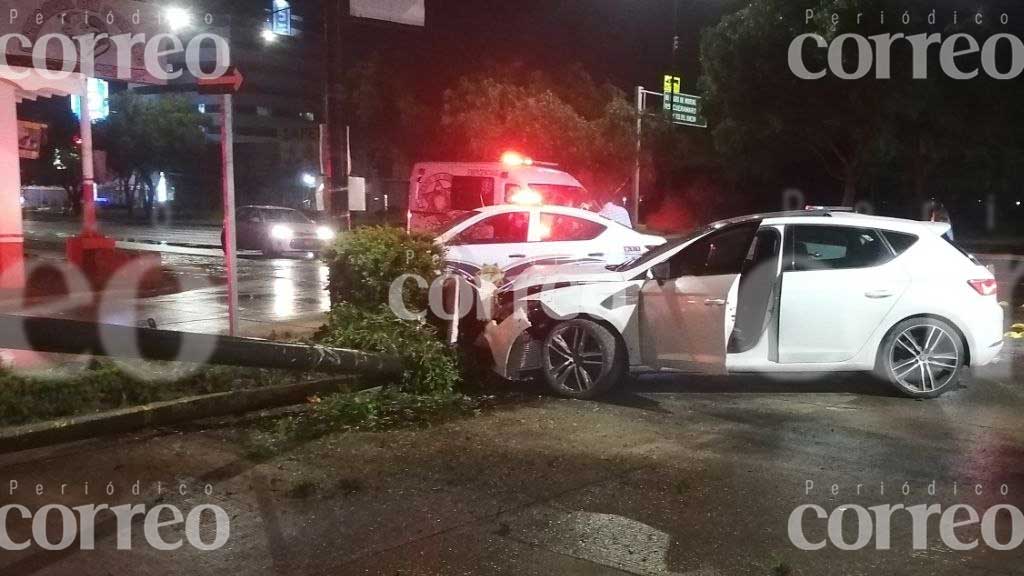 Hombre resulta lesionado tras chocar contra un porte de luz en León