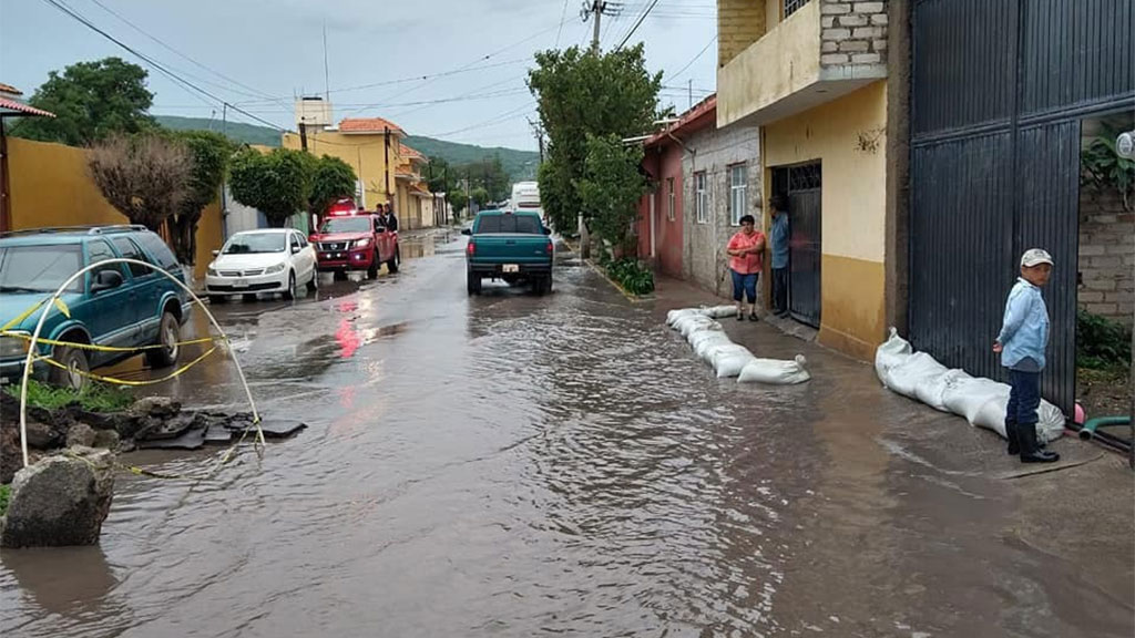 Lluvias causan inundaciones en las calles de Parácuaro