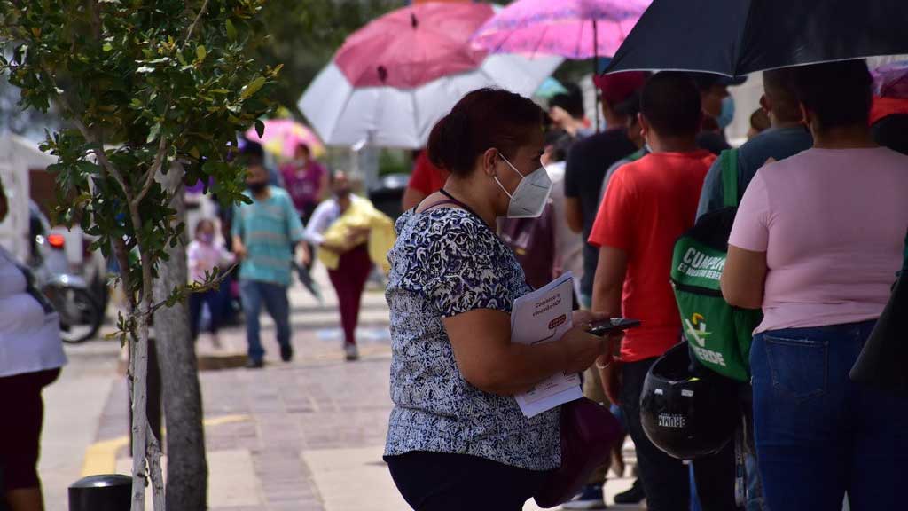 Personas rechazan vacuna Sinovac por desinformación, asegura infectólogo