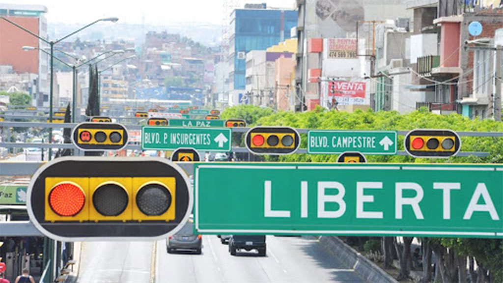 Avanza hasta en 70% el cambio de controladores en semáforos de León