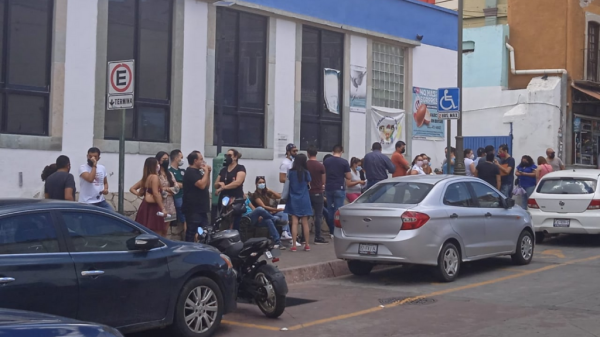 Aplican vacunas sobrantes a personas de 30 a 39 en el CAISES de Pardo en Guanajuato