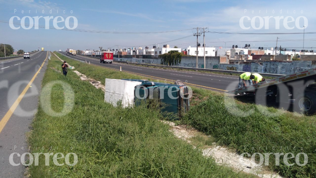 Pareja se salva tras volcar su camioneta en libramiento sur de Irapuato