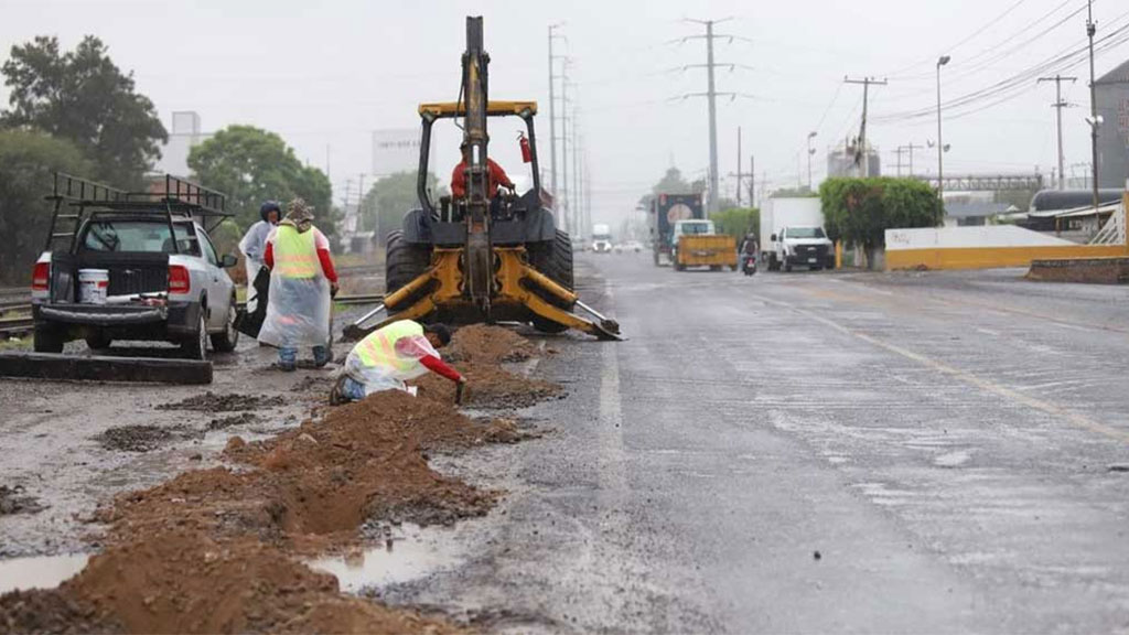 Empresas y autoridades limpian y colocan cámaras en carretera de Celaya