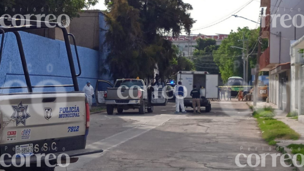 Celaya: abandonan cadáver en el interior de una camioneta