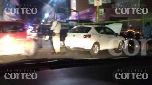 Patrulla se impacta contra auto en Purísima del Rincón